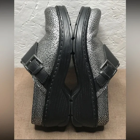 Klogs Austin Stingray Women's Clogs Silver Black Leather Size 8M Work Nursing - Picture 7 of 14